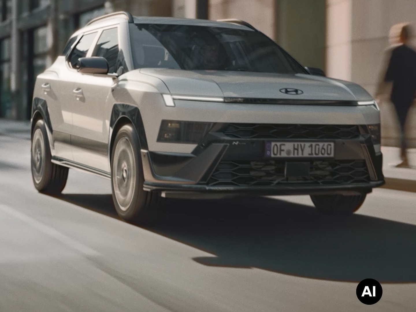 Hyundai BAYON N Line jedoucí městskou ulicí.