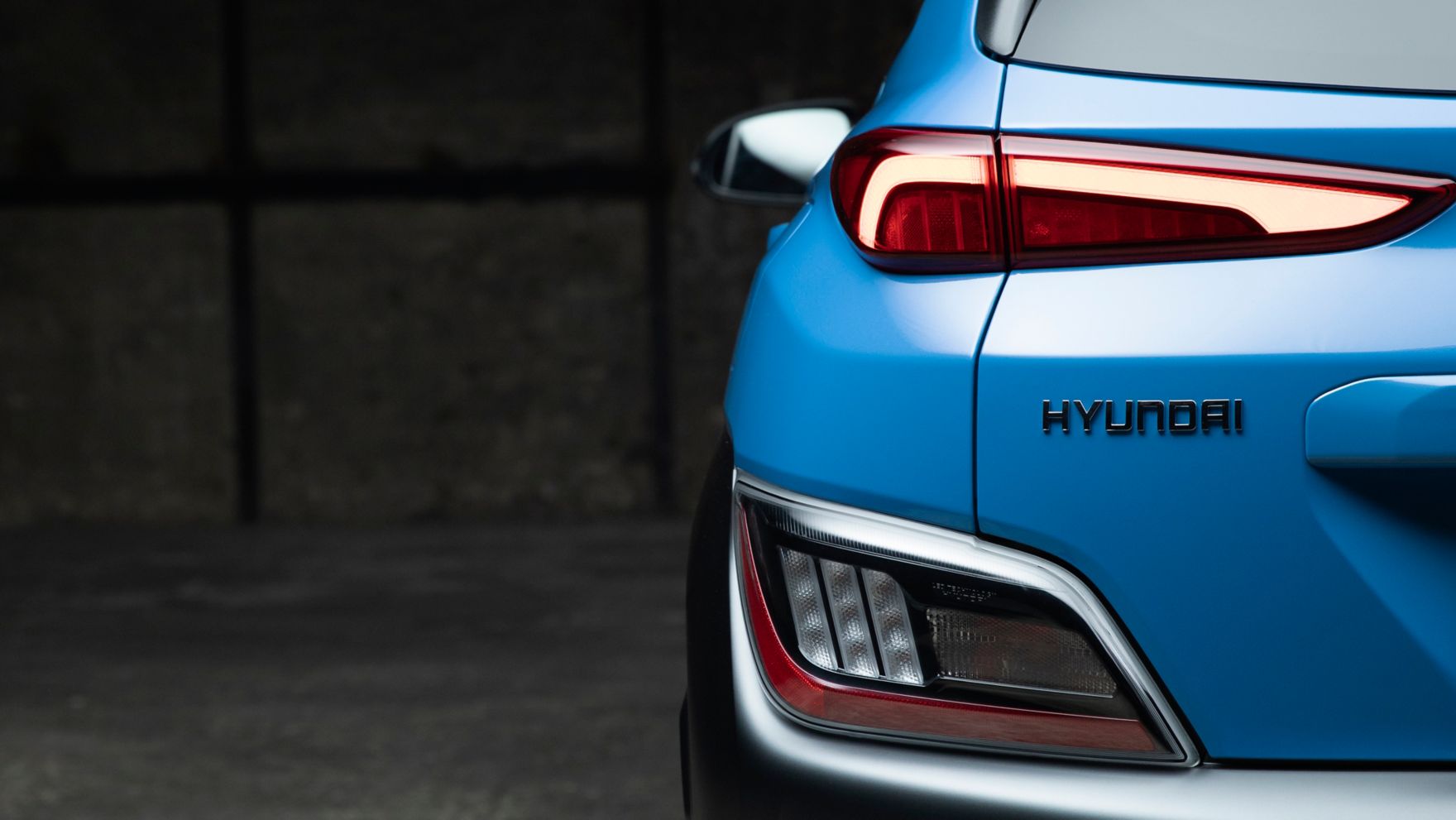 Pohled zezadu na nový Hyundai KONA v barvě Surfy Blue.