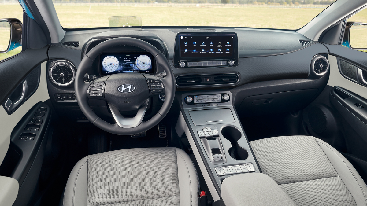Přístrojová deska ze světa high-tech s dvěma digitálními displeji v interiéru nového kompaktního SUV Hyundai KONA Electric.