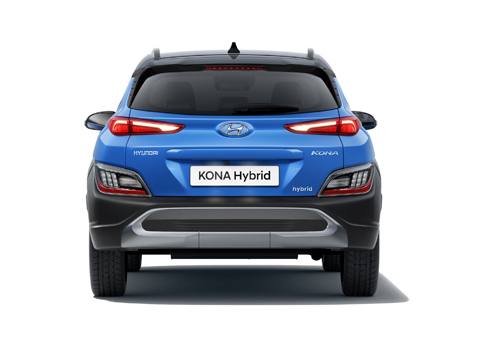 Pohled zezadu na nové kompaktní SUV Hyundai Kona Hybrid s novým zadním nárazníkem a robustním spodním ochranným panelem.