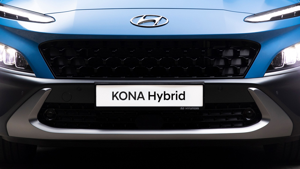 Pohled zepředu na nové kompaktní SUV Hyundai Kona Hybrid s robustním spodním ochranným panelem.