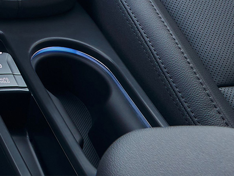 Nová technologie ambientního osvětlení na středové konzole a v prostorech pro nohy v novém modelu Hyundai Kona Hybrid.