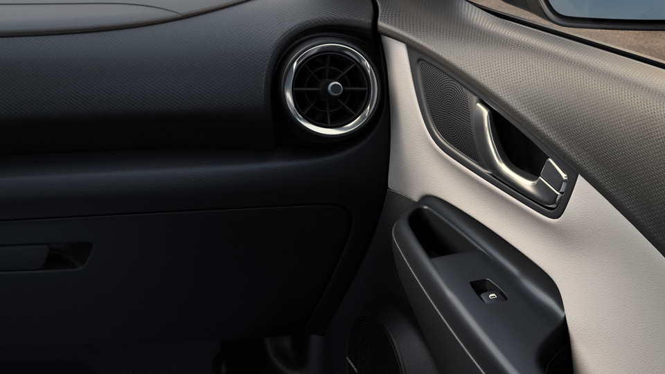 Dvoubarevný interiér se světle béžovými plochami v novém kompaktním SUV Hyundai Kona Hybrid.