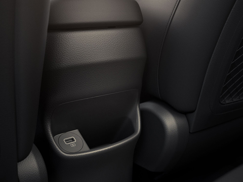 Zadní vstup USB a vyhřívaná zadní sedadla zvyšují komfort cestujících v novém kompaktním SUV Hyundai Kona Hybrid.