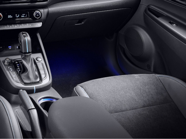 Ambientní osvětlení v prostoru nohou a středové konzole uvnitř vozu Hyundai KONA N.