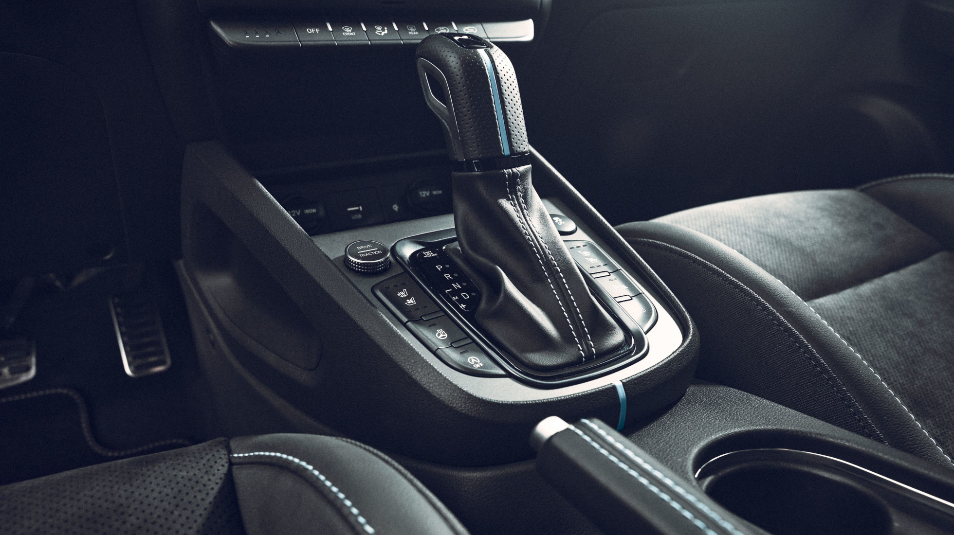 The leather-covered gear knob and parking break with accent stitching inside the Hyundai KONA N.