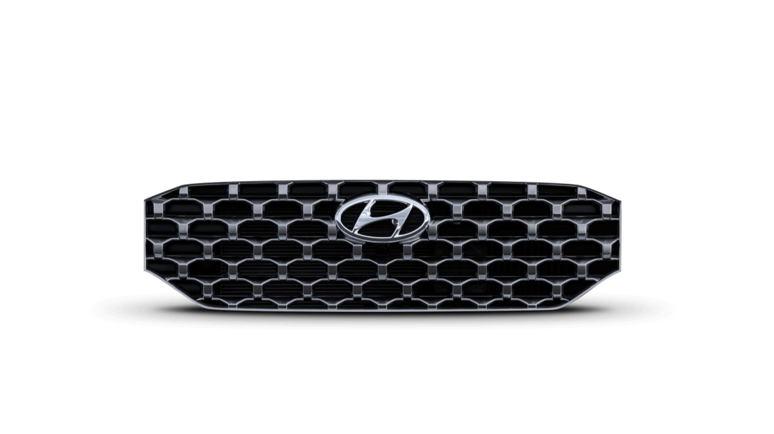 Široká maska chladiče odvážných tvarů zdobí příď nového sedmimístného SUV Hyundai Santa Fe Hybrid.