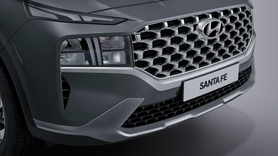 Detailní pohled na nový design předního nárazníku nového SUV Hyundai Santa Fe Hybrid.