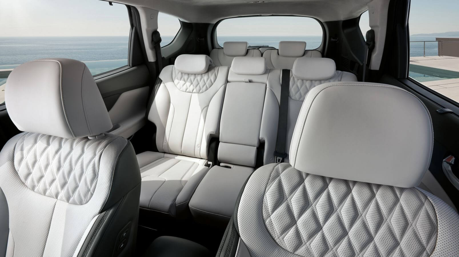 Pohled na všechna sedadla v interiéru nového sedmimístného SUV Hyundai Santa Fe Hybrid. 