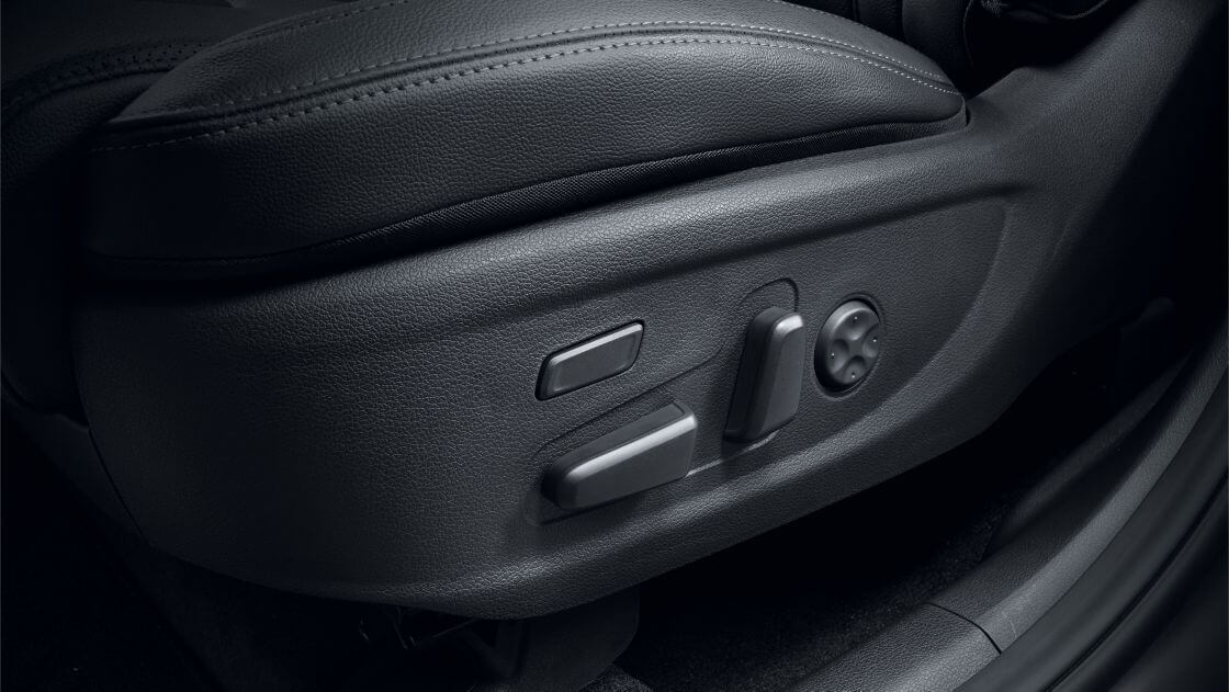 Pohled na přední sedadla nového modelu Hyundai Santa Fe Hybrid elektricky nastavitelná v 8 směrech.