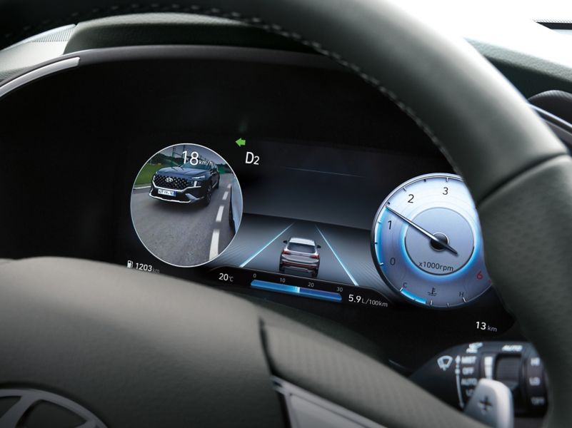 Volant a zcela digitální 12,3″ panel přístrojů v novém sedmimístném SUV Hyundai Santa Fe Plug-in Hybrid.