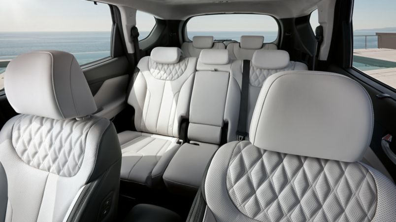 Pohled na všechna sedadla v interiéru nového sedmimístného SUV Hyundai Santa Fe Plug-in Hybrid.