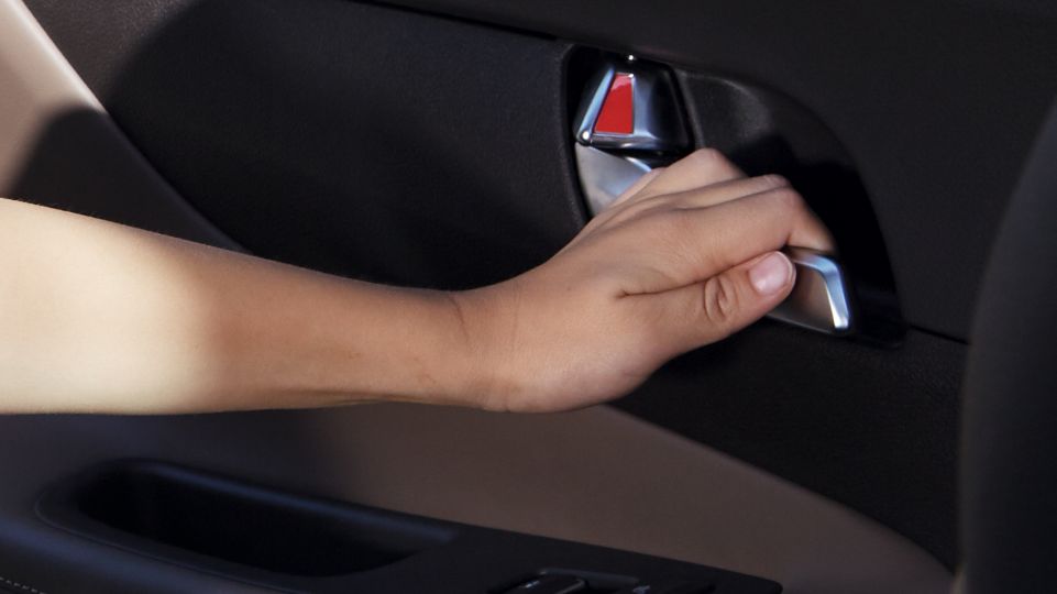 Klika dveří v novém sedmimístném SUV Hyundai Santa Fe Plug-in Hybrid s asistentem pro bezpečné vystupování SEA.