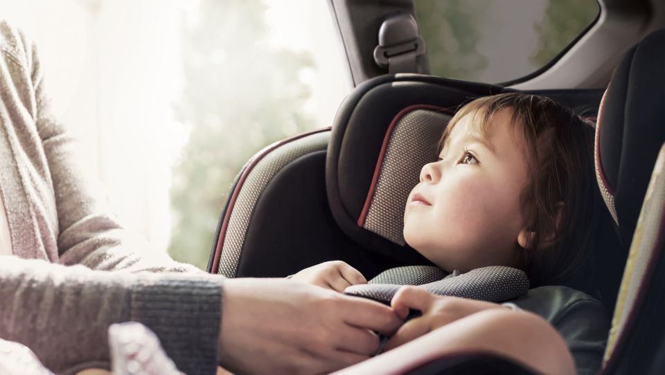 Dítě na zadním sedadle nového SUV Hyundai Santa Fe Plug-in Hybrid s upozorňováním na cestující vzadu ROA.