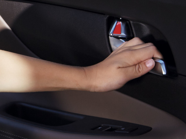 Madlo dveří zcela nového kompaktního SUV Hyundai TUCSON Hybrid s varování pro bezpečné opuštění vozidla.