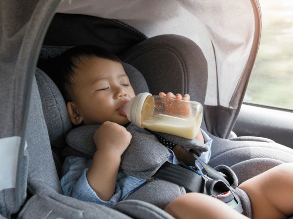 Dítě, sedící ve zcela novém SUV Hyundai TUCSON Hybrid, s upozorněním na pasažéra vzadu.