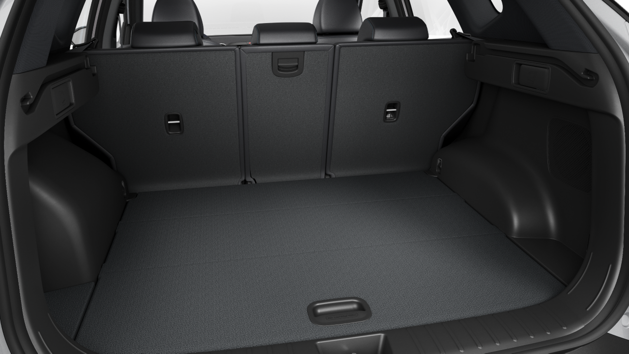 Otevřený kufr zcela nového kompaktního SUV Hyundai TUCSON Plug-in Hybrid se sklopenými zadními sedadly.