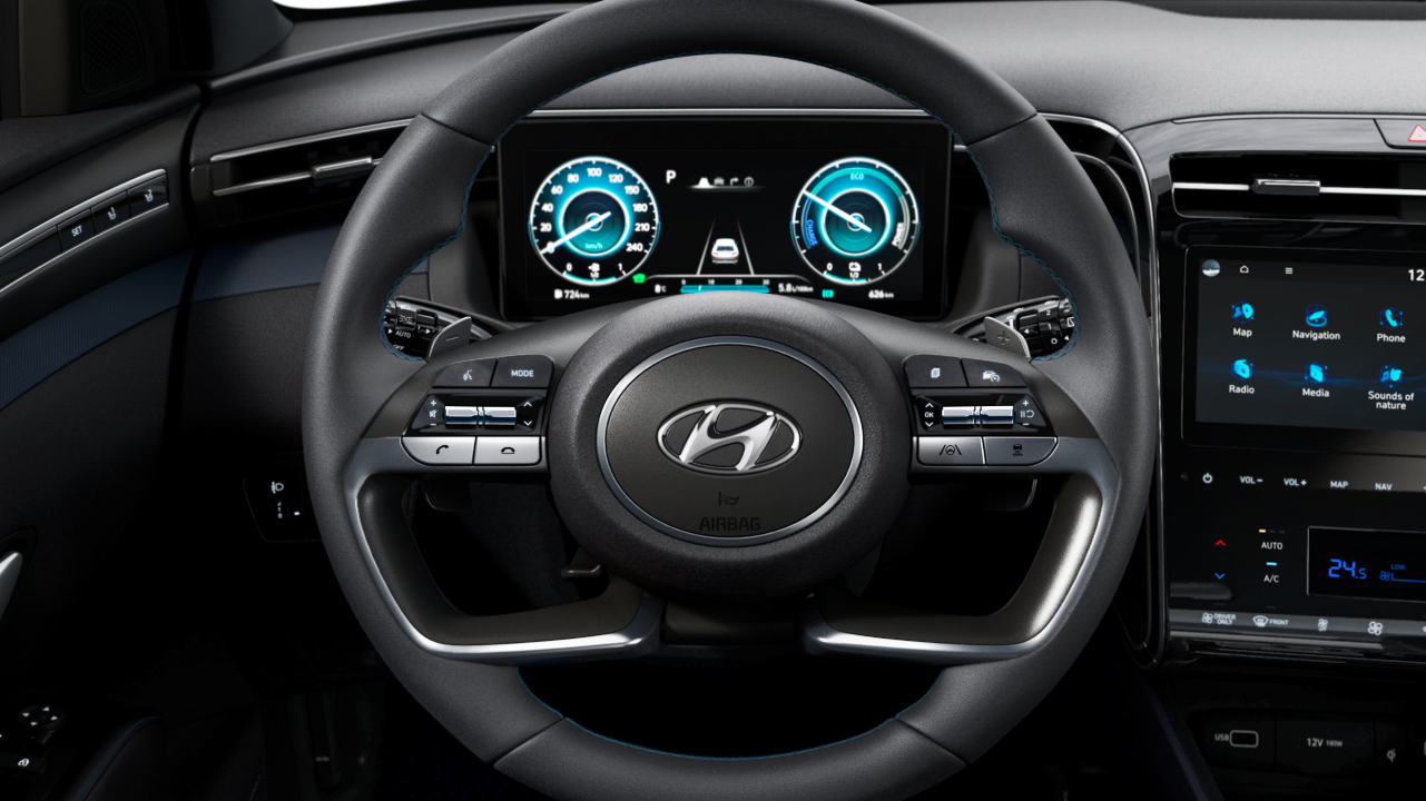 Pohled do interiéru zcela nového kompaktního SUV Hyundai TUCSON Plug-in Hybrid s novým volantem.