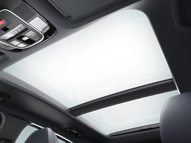 Zcela nové kompaktní SUV Hyundai TUCSON Plug-in Hybrid s panoramatickým střešním oknem.