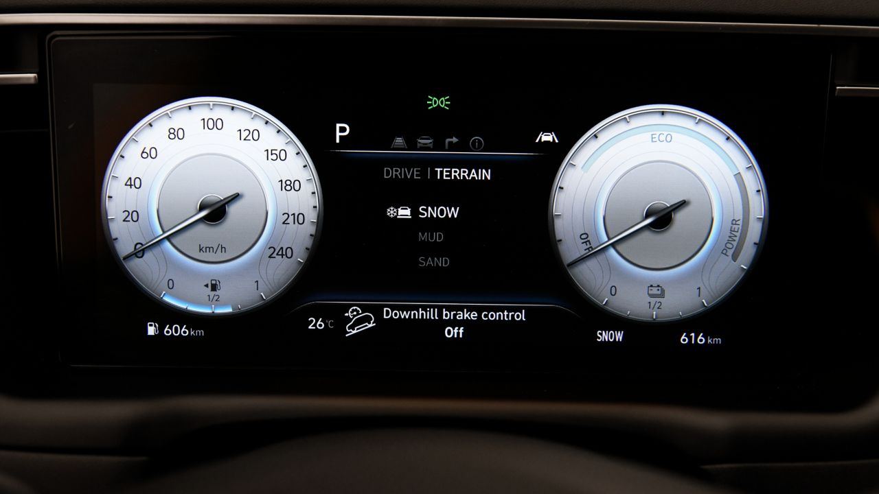 Digitální přístrojový panel uvnitř zcela nového kompaktního SUV Hyundai TUCSON Plug-in Hybrid.