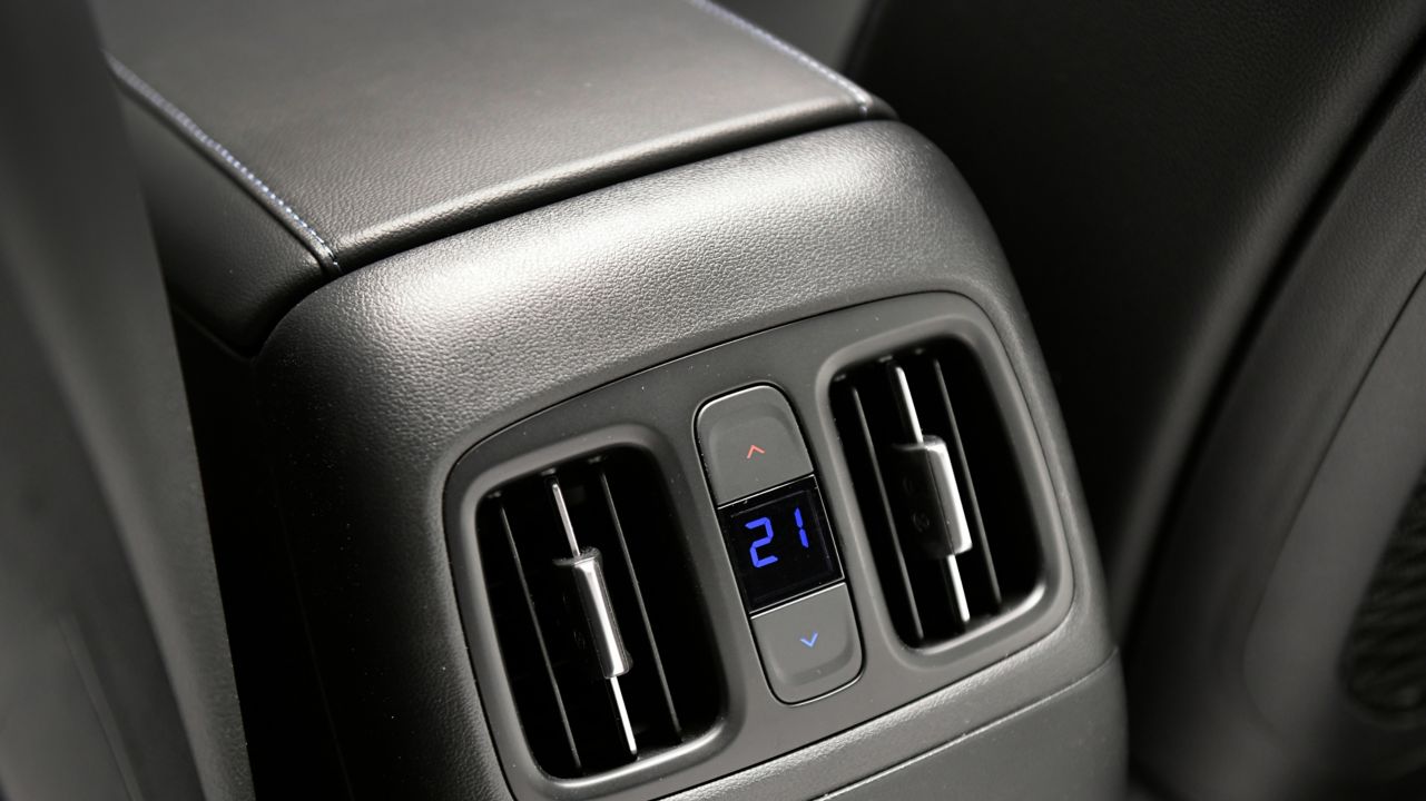 Regulace teploty zadní části interiéru zcela nového kompaktního SUV Hyundai TUCSON Plug-in Hybrid.